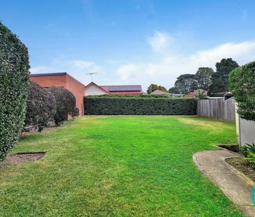 PEACEFUL HOME WITH EXPANSIVE BACKYARD, MINUTES FROM SHOPS - Photo 5