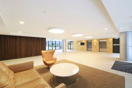 Modern 3-Bed Apartment with 2 Parking Spaces in the Heart of Mascot - Photo 4