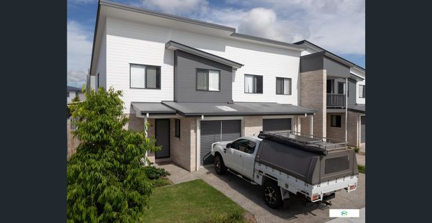 Luxury 3 bed townhouse, convenient to everything - Photo 1