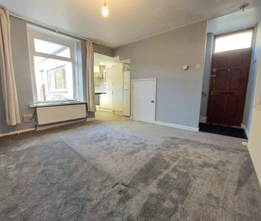 3 bedroom end of terrace house to rent - Photo 2