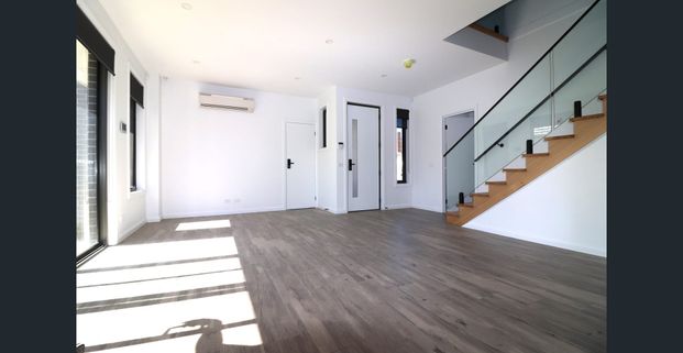 Near New Delight!! Open for Inspection this Saturday 11:30am - 11:45am! - Photo 1