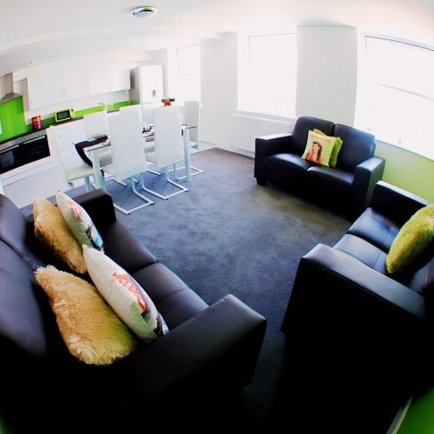 Large En-Suite - Photo 1