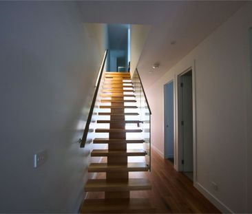 Spacious Contemporary Townhouse - Photo 2