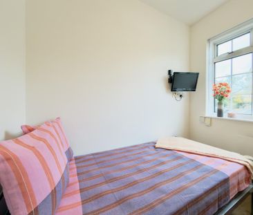 1 bedroom in a flat share to rent - Photo 4