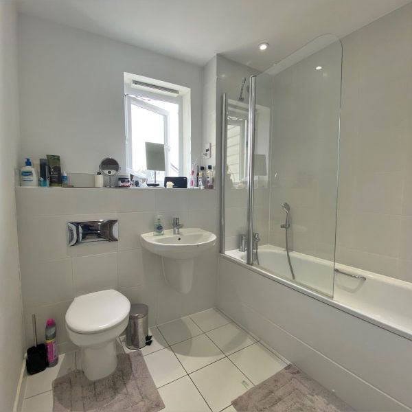 Victory Place, Addlestone, Surrey, KT15 - Photo 1