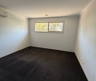 Perfectly positioned close to local cafés, shops, and schools! - Photo 6