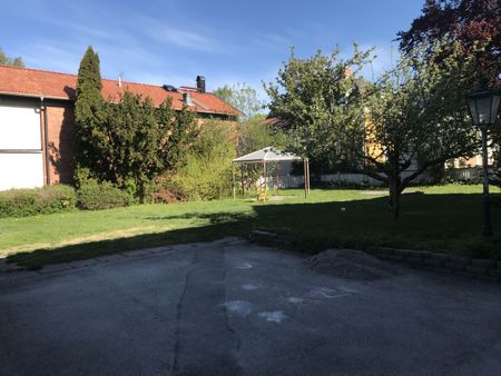 Ljus och luftig 2,5:a i centrala Sala – två trappor upp - Foto 2