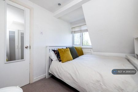 1 bedroom in a flat share to rent - Photo 2