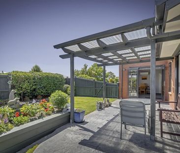 Executive Three Bedroom Family Home in Burnside High School Zone! - Photo 2