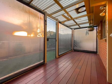 Charming two bedroom brick unit - Photo 2