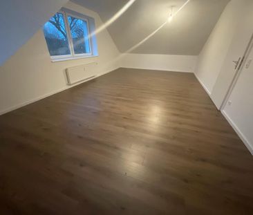 2,5 Zimmer-Dachgeschosswohnung mit modernisiertem Tageslichtbad mit... - Foto 3