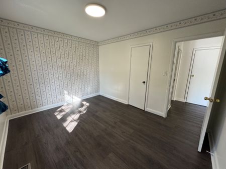 For Lease - 559 Drury Lane, Burlington, Ontario - Photo 4