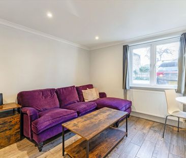 SHORT LET: An immaculate two bedroom flat in a handsome period building on Richmond Hill. - Photo 3