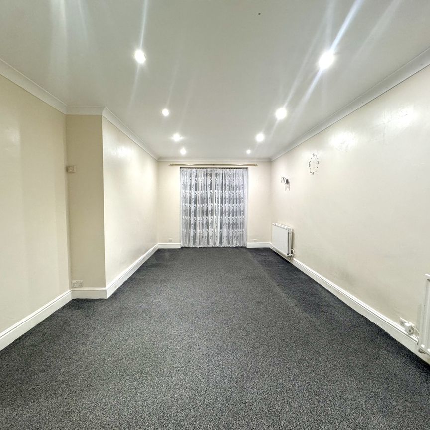 Commonwealth Avenue, Greater London, UB3 - Photo 1