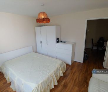 3 bedroom flat to rent - Photo 3