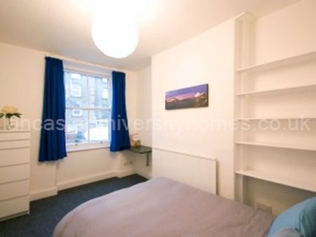 Modern 5 bedroom home ideally located close to the town centre. Room 1 - Photo 3