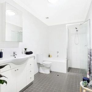 103sqm entertainers' 1 bed apartment on the city fringe - Photo 2