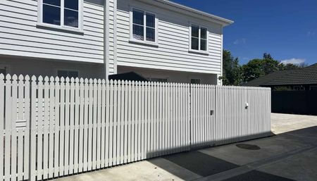 Charming 2-Bedroom Townhouse Available in Edgeware - Photo 2