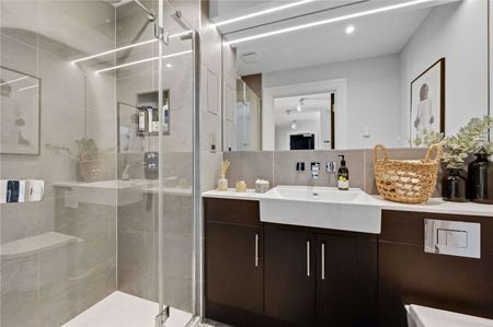 A very high specification extremely spacious two bedroom apartment in a fantastic central location with a terrace - Photo 5