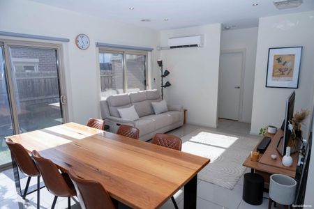 Modern Three Bedroom Townhouse in Altona North - Photo 3