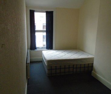 4 bedroom flat to rent - Photo 4