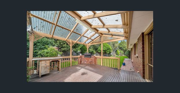 SPACIOUS FAMILY HOME IN PRIME LOCATION – COMFORT, CHARACTER & CONVENIENCE - Photo 1