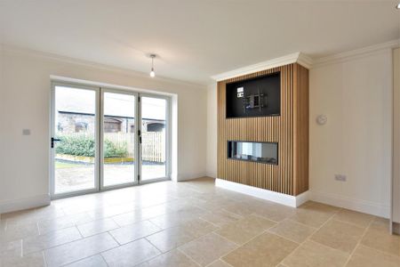 4 bedroom detached house to rent - Photo 2