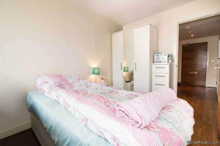 3 bedroom property to rent in London - Photo 2