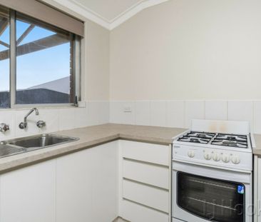 Neat & Tidy Refreshed Villa in Ultra-Convenient Location - Photo 1