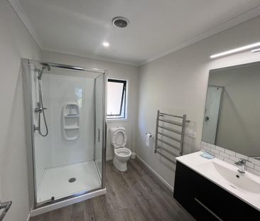 Three bedroom partially furnished home - Photo 6