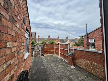 1 bedroom in a house share to rent - Photo 5