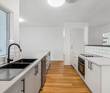 SPACIOUS FAMILY HOME IN SOUGHT AFTER EDMONTON! - Photo 1