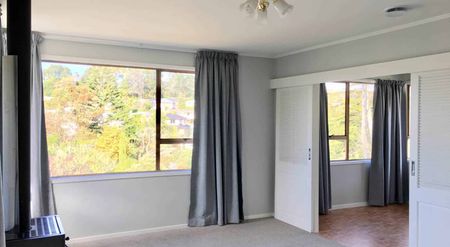 Sunny & Spacious 3-Bedroom House in Torbay - Photo 3