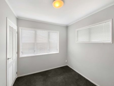 Ideal 4-Bedroom Family Home in Prime Location - Photo 4