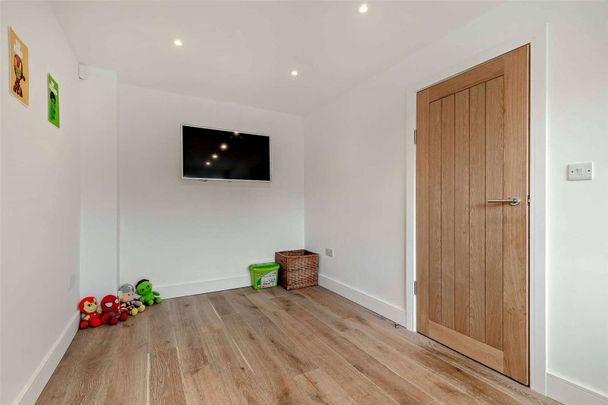 An outstanding high-quality family home perfectly positioned in the heart of Wilmslow - Photo 1