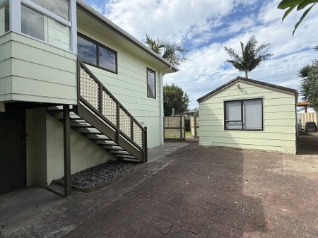 Versatile Dual-Living Home - Ideal for Large Families or Shared Living - Photo 3