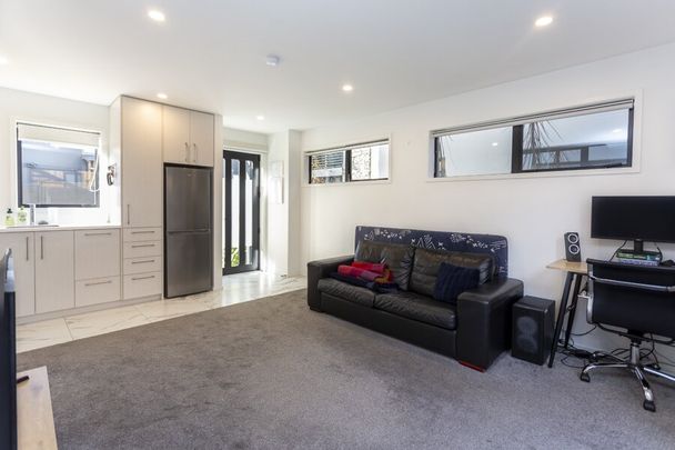 Modern one bedroom home in the CBD. - Photo 1