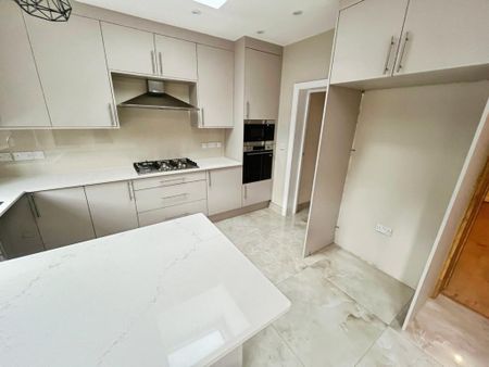 4 bedroom end of terrace house to rent - Photo 5