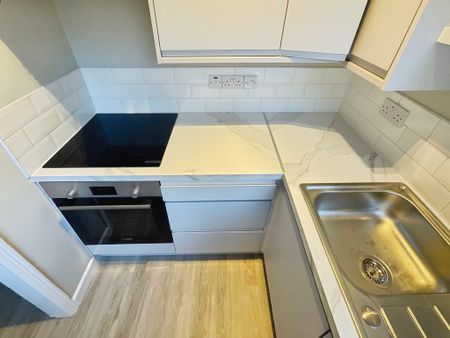 2 bedroom Mid Terraced House to let - Photo 4