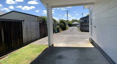 Spacious 5-Bedroom Home, Prime Location - Lawns included!! - Photo 3