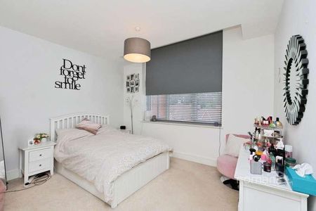 Stansfield House, Swallowtail Grove, Frimley, Camberley, Surrey, GU16 - Photo 5