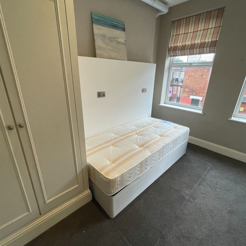 Room in a Shared Flat, High Road, NW10 - Photo 1