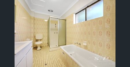 Townhouse with Spacious Interiors - Photo 3