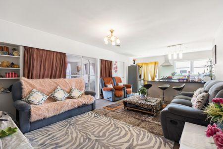 Large family home with plenty of space for the kids - Photo 3