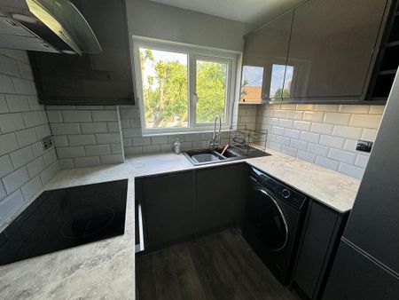 2 bedroom semi-detached house to rent - Photo 5