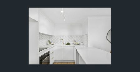 BEAUTIFULLY RENOVATED APARTMENT METRES FROM THE WATER – FOR LEASE - Photo 4