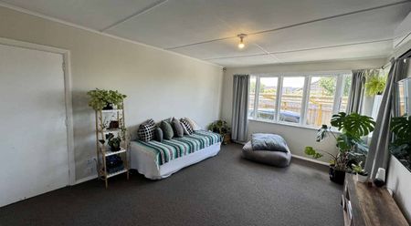 Tidy Three Bedroom Family Home - Photo 5