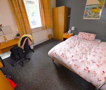 3 bedroom Flat in Wood Lane, Leeds - Photo 1