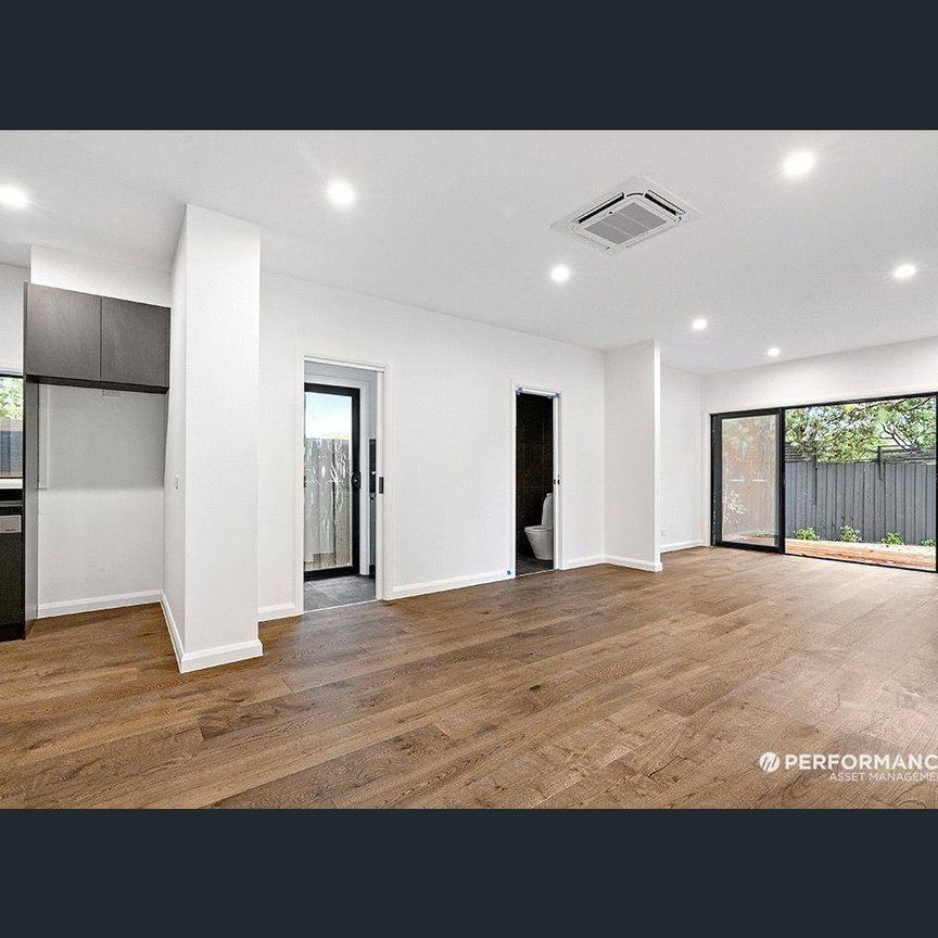 Stylish Townhouse with Premium Finishes in a Prime Location - Photo 1
