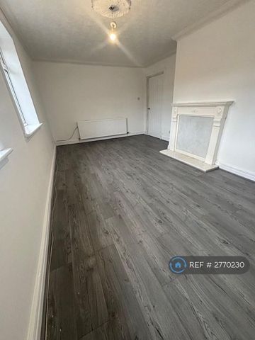 3 bedroom flat to rent - Photo 2
